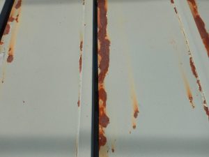 桟の際に錆が多く発生していますが、この錆は後の塗膜剥離には影響がないと考えています。