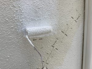 専用下地材を塗布して仕上げ塗装へ進みます。