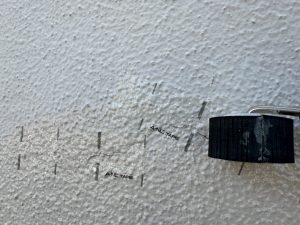 ローラーを用いてフィルムを圧着します。