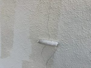 ひび割れ部分に専用シーラーを塗布